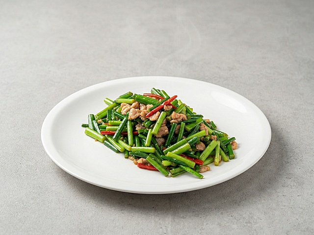 专业美食摄影精修，优化菜品光影，增强食材质感与色泽，提亮细节，去除画面杂色与反光，提升画面通透感，还原食材新鲜度，统一浅灰色底背景尺寸调整为1024*768，优化构图，提升整体高级感与商业质感，保留菜品真实细节，不改变菜品本身造型