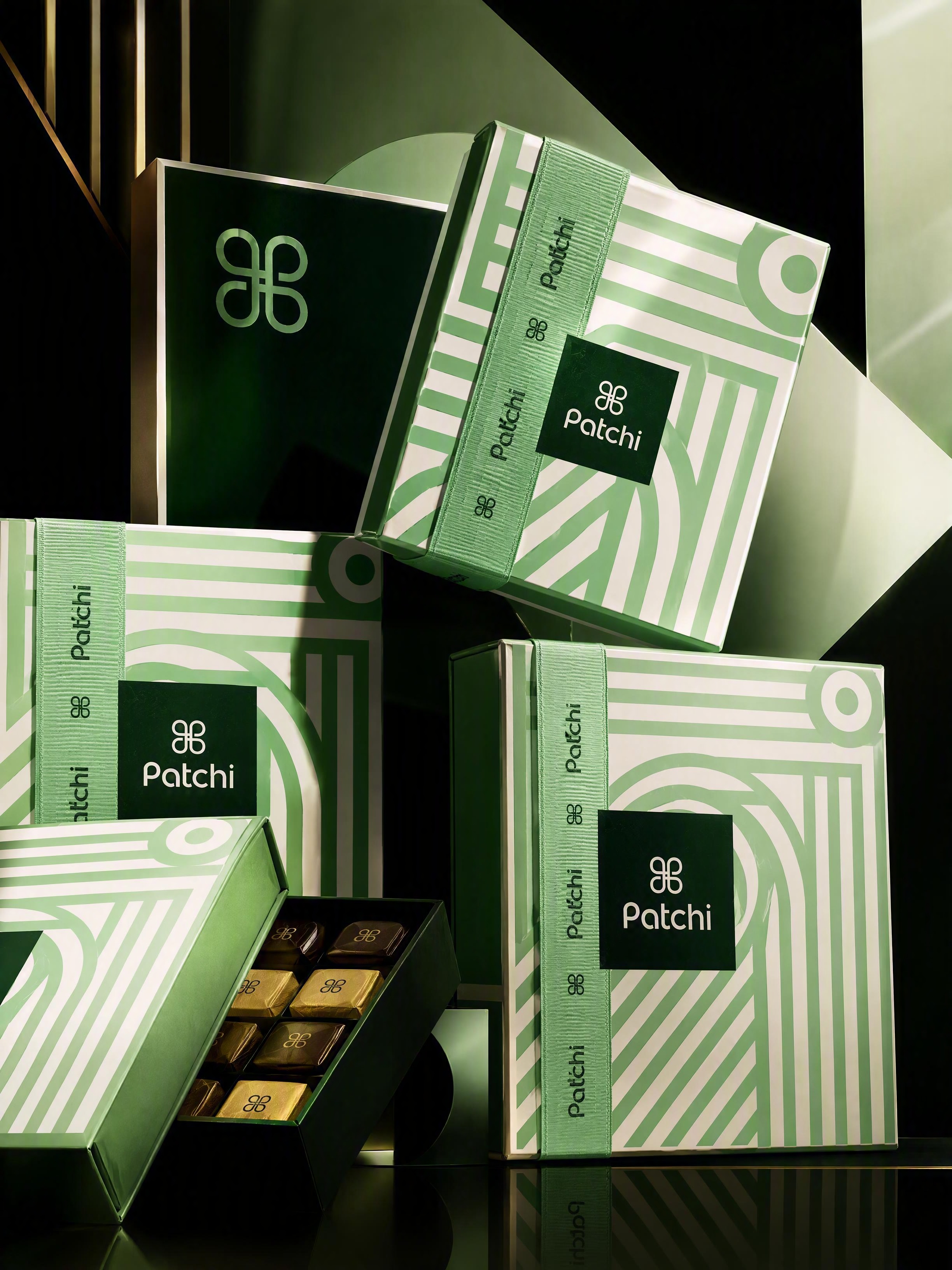 高端商业产品海报，主体是Patchi巧克力礼盒，参考图中的薄荷… - 图片创意预览