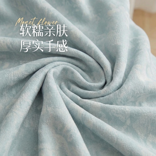 不改变窗帘的花纹面料，将图进行裂变，主要展示窗帘的柔软的特写镜头，还要保留原来的文字预览效果