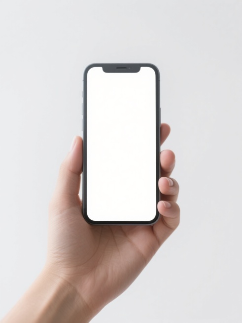 一只自然握持的手，掌心向上，手指微微弯曲，握住一部现代智能手机。手机屏幕为纯白色，无任何内容，边框为深灰色，整体呈现出简约、科技感的设计风格。背景为纯白色，光线柔和均匀，突出手部和手机的细节，营造出干净、专业的产品展示氛围。手部皮肤纹理清晰，指甲修剪整齐，自然的肤色与手机的冷色调形成对比，构图采用正面视角，手机居中，手部从下方托起，展现出稳定且易于观看的视觉效果。预览效果