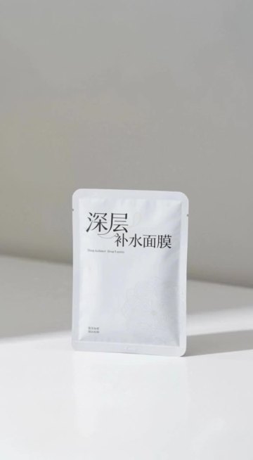 不要字幕，汽车车窗视角，窗外有个老大爷抱着超级巨型产品在外面追车，对着镜头喊：安德拉核心热，激活身体内在能量，谁用谁牛逼！预览效果
