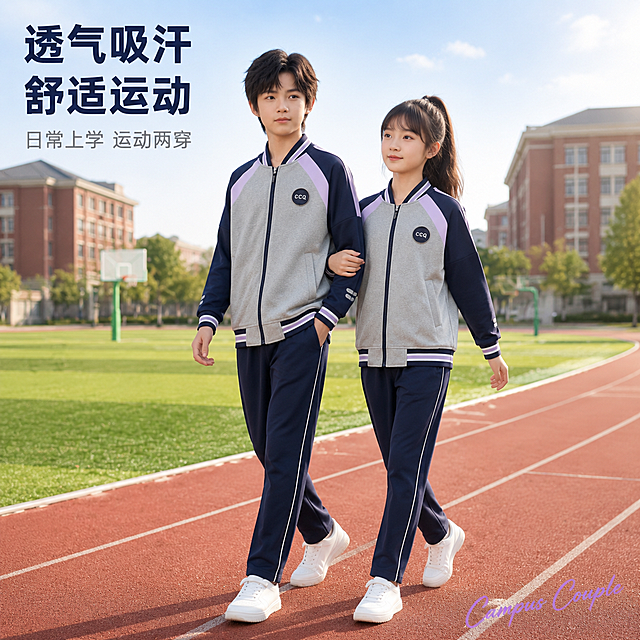 [主图-男女合照2] 秋季运动套装男女同框操场行走动态照。
[氛围风格] 校园青春活力风，自然抓拍感，轻松朝气；
[画质] 商业摄影质感、光线柔和通透、产品清晰真实、画面干净高级。
[元素] 同一位男生与女生模特，在校园操场塑胶跑道上并肩行走，男生在左，女生在右，均朝前方行走，右腿微抬左腿着地，姿态自然放松。男生右手插裤袋，左手自然摆动；女生左手轻挽男生右臂，右手自然摆动。两人均身穿同款秋季运动套装+白色运动鞋。背景为绿色草坪+红色塑胶跑道，远处有篮球架与校园建筑，蓝天白云，阳光明媚。**保持秋季运动套装外观（物理结构、材质质感、颜色、徽章、拼接条纹）与输入产品图完全一致，杜绝任何变形和色差**。两人+套装整体占画面约65%，画面满屏无边框。
[光影] 上午侧逆光，阳光从右后方打来，头发与服装边缘有金色轮廓光，正面补光柔和，面料纹理清晰，整体温暖明亮有活力。
[配色] 主色麻灰+藏青+浅紫；辅色草坪绿、跑道红、天空蓝、暖金色阳光。
[视角构图] 侧面45度平视，全身构图，两人位于画面偏左，右侧留出跑道延伸空间，景深中等，背景自然虚化。
[文字版式] 左上负空间左对齐，主标题「透气吸汗 舒适运动」，藏青色粗体大字；下方小字「日常上学 运动两穿」，浅灰色。右下角小英文装饰词「Campus Couple」手写体浅紫。文字均不遮挡人物。
[输出要求] 1:1比例，文字清晰可辨，超高清商业摄影质感。
[负向提示词] 变形，文字错乱，产品图模糊，背景杂乱，水印，电商平台Logo，多余的手，多余的手指，畸形手，融合手指，手部扭曲，肢体穿模，人物面部扭曲，关节反折。