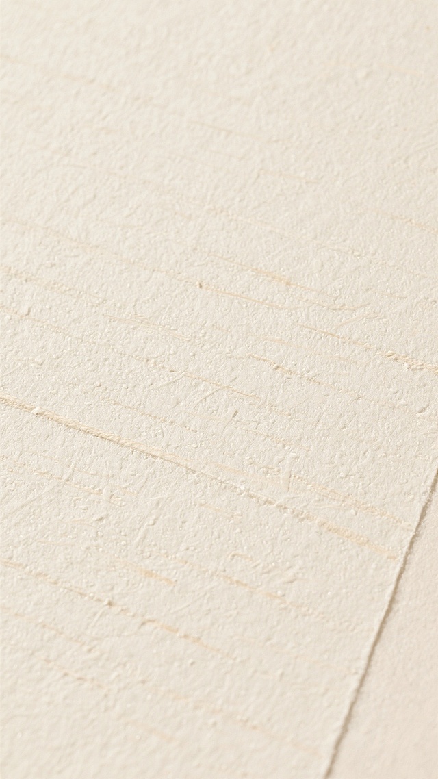 一张具有自然纹理质感的米白色纸张背景，纸张表面呈现出细腻且均匀分布的细微颗粒感，整体色调柔和统一，呈现出温暖的米白色调，纸张纹理自然且真实，具有轻微的粗糙触感，整体画面简洁干净，无任何多余元素，仅展示纸张本身的自然纹路和质感，不同纹路的纸纹理，包括细密的横向纹路、纵向纹路以及不规则的自然纤维纹理，这些纹路相互交织，形成丰富而有层次的视觉效果，光线均匀地洒在纸张表面，没有明显的光影对比，营造出一种柔和、素雅的氛围，纸张的边缘整齐，整体构图饱满，纹理从中心向四周自然延伸，展现出纸张的完整质感。