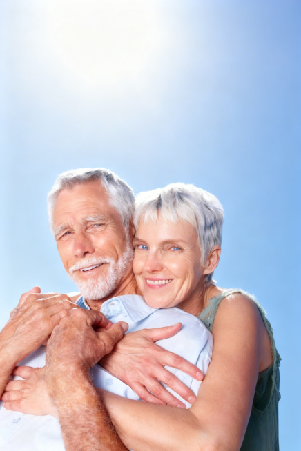 移除图片上所有的花瓣水印，保留原图片内容、人物和背景不变，保持原图像整体风格一致。预览效果