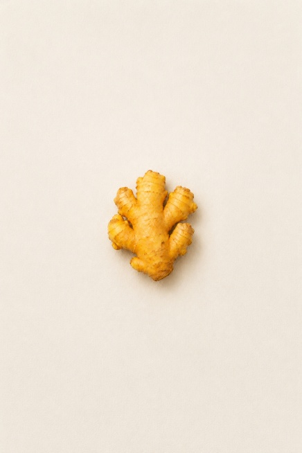 保持奶白色磨砂画布背景不变，将图中黄姜整体尺寸缩小，使黄姜占整幅画幅比例调整为20%，黄姜仍放置在画布正中间，保留原有细节和质感。预览效果