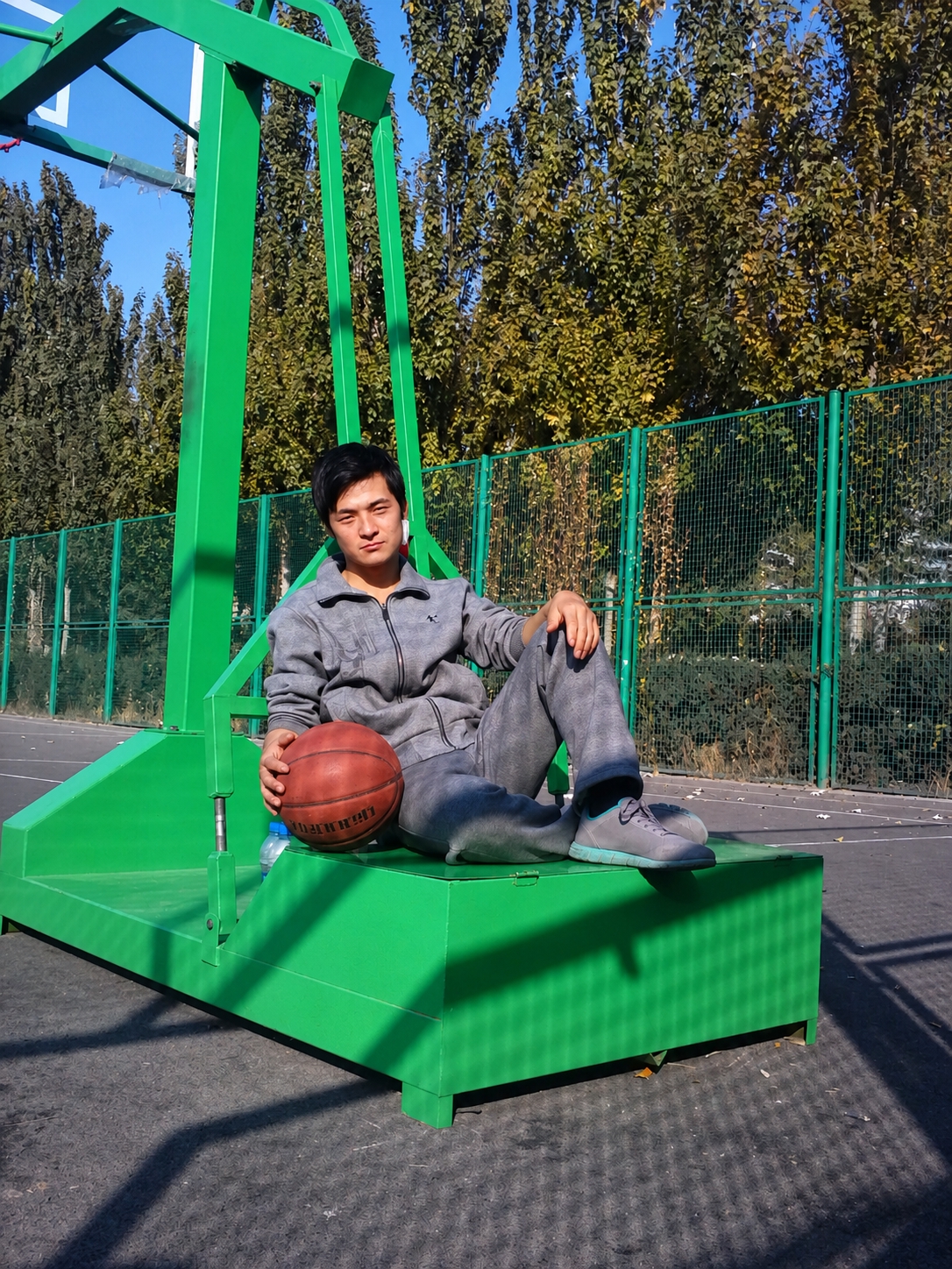基于原始照片分析真实色彩与清晰度，精确准确还原这张篮球场照片的… - 图片创意预览