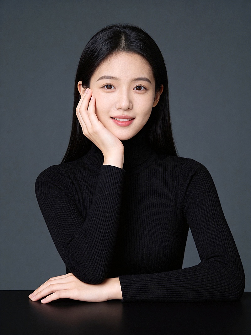 艺术培训老师女性黑上衣职业形象照