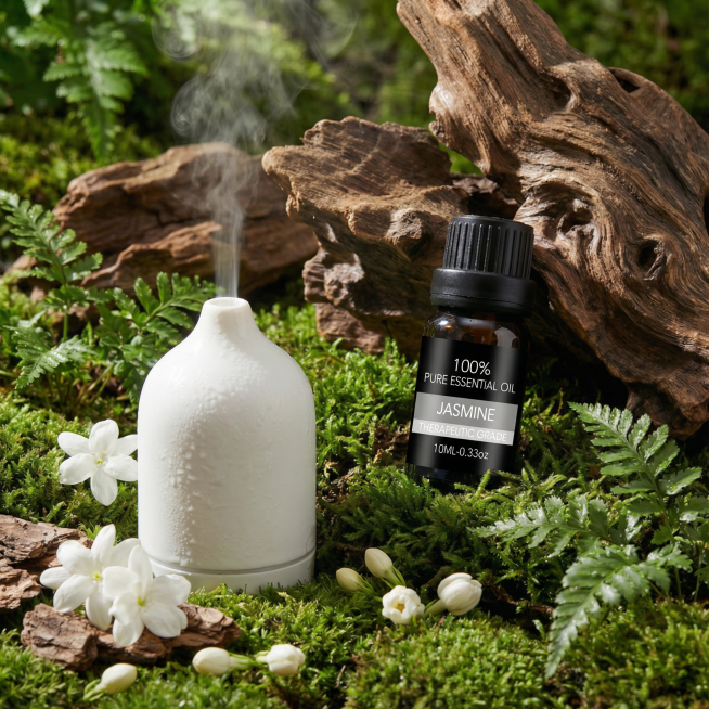 将图1中的精油瓶替换为图2的茉莉精油瓶，并将乳香原料替换为茉莉花，生成后的图片要保持图1的自然氛围和光影效果。预览效果