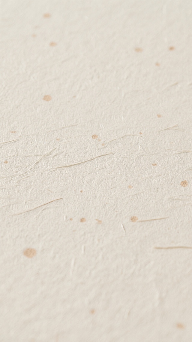 具有自然质感的米白色纸张纹理背景，表面布满细微的纤维纹路和不规则的浅褐色小斑点、短纤维杂质，整体呈现出柔和的哑光光泽，纹理细腻且分布自然，营造出质朴、原始的手工纸张氛围，色调统一为温暖的米白色，无任何文字、图案或其他装饰元素