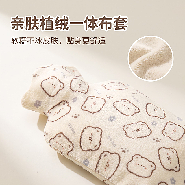 严格还原上传的小熊款热水袋产品图，包括布套设计、颜色、卡通图案元素等所有细节，产品外观必须与参考图完全一致，不得改变包装设计、配色方案，保持产品的真实材质质感，亲肤植绒面料哑光柔和质感，电商商业主图，精致杂志图文排版，柔和奶油漫射柔光，干净低饱和奶油风背景，全套统一日系软萌治愈风格；所有中文文字统一使用圆润可爱无衬线圆体，文字排版留白充足，文字不遮挡产品主体，层次分明。画面内容：小熊款热水袋，镜头微距特写布套，放大凸显植绒细腻绒毛肌理，侧拍角度，纯色奶油米背景；【主标题】画面左上："亲肤植绒一体布套"，【副标题】主标题下方小字："软糯不冰皮肤，贴身更舒适"；信息布局：产品放置画面右下，左上角放置标题文字，搭配小尺寸面料纹理放大插图辅助展示质感；设计感强调：微距质感特写，柔和侧光凸显绒毛质感，杂志左右分栏排版，极简干净高级，留白充足。