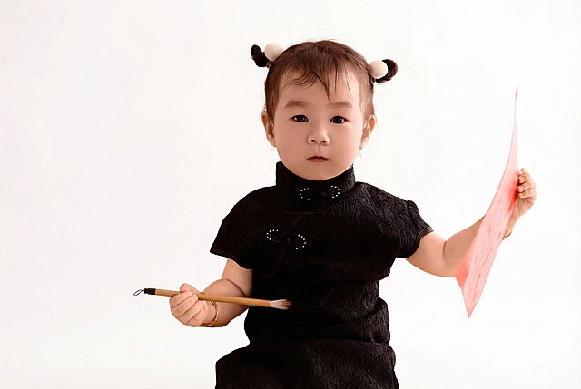 帮我去掉红色的背景，变成纯白色背景