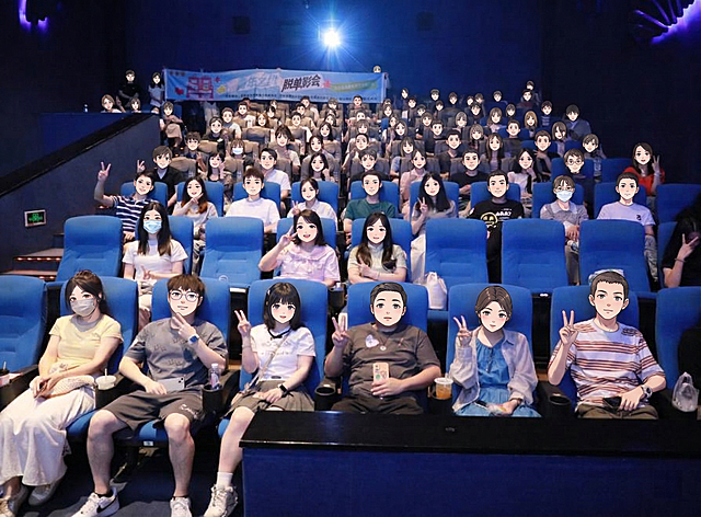 仅将图片中所有人物的脸部替换为可爱卡通漫画风格，身体、背景、场景等所有其他部分完全保持原图不变，不要修改任何其他内容