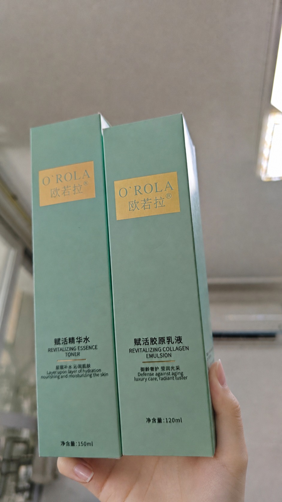 将图片中的手替换为皮肤白皙细腻、手指修长美观的正常女性的手，保… - 图片创意预览