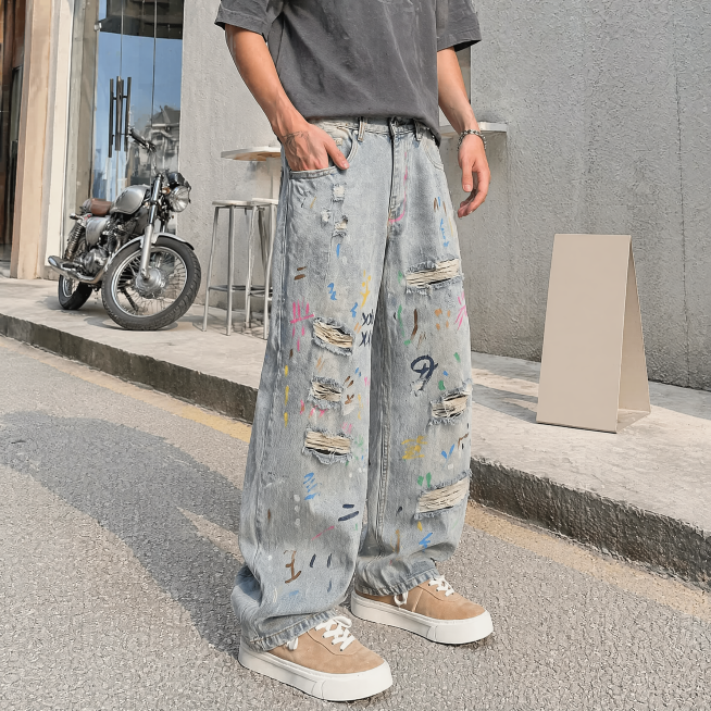牛仔裤，严格参照上传产品图（https://gdesign-dam-hz.dancf.com/36738101506844840/bcefeee1f6584e8b9f0929650f0e96ed.jp预览效果
