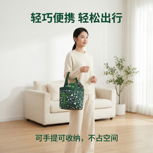 主图2：保温袋便携性卖点展示，保持原保温袋的绿色三角图案和外观设计不变，展示一位女性亚洲模特手拎着保温袋，模特身着浅色系简约家居服，自然站立在明亮的家居环境中，背景为干净柔和的客厅空间，突出产品轻巧便预览效果