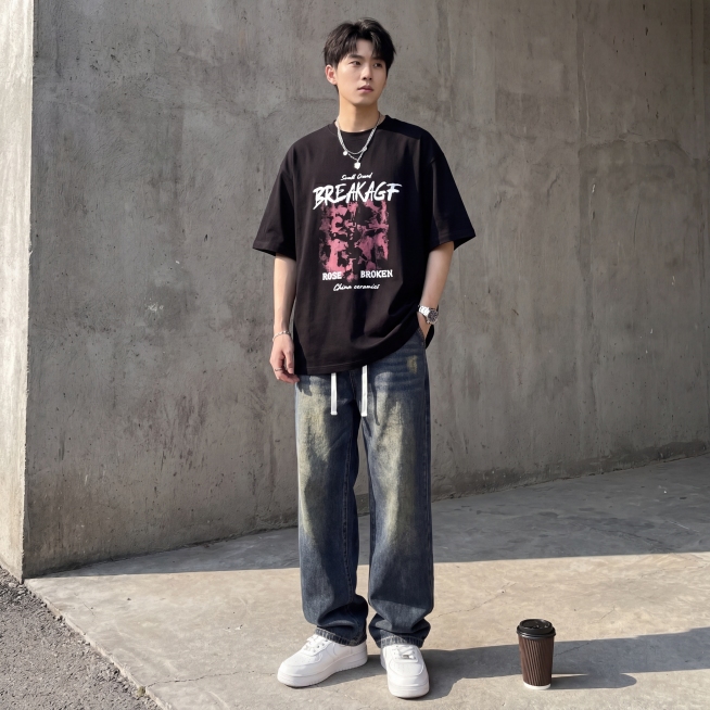 街头潮流风全身穿搭摄影。
主体：服装套装占画面40%~60%，核心展示面完整不裁切，充满画面，绝对主导，全景全身构图，服装套装严格参照上传产品图，完整保留所有可见组件、部件、轮廓、结构、比例、材质、颜预览效果