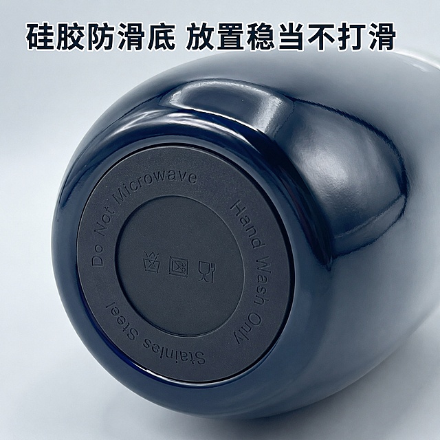 [主图-3] 材质细节微距展示图
[氛围风格] 质感特写，专业可信
[画质] 商业摄影质感、超高清细节、光线锐利通透，材质纹理真实清晰
[元素] 放大展示深蓝色咖啡杯的底部细节，清晰呈现硅胶防滑垫与杯身结合处，突出硅胶材质和防滑设计。保持产品颜色、材质与原图完全一致，图片中禁止出现人物面部
[光影] 侧逆光突出防滑垫的材质纹理，明暗对比清晰，真实展示结构细节
[配色] 浅灰白色背景，深蓝色产品主体，对比强烈
[视角构图] 微距特写，底部细节占画面主体，构图饱满
[文字版式] 顶部大字文案"硅胶防滑底 放置稳当不打滑"，白色描边深底色，清晰醒目，不遮挡核心细节
[输出要求] 1:1比例，文字清晰可辨，超高清商业摄影质感
[负向提示词] 变形，文字错乱，产品图模糊，背景杂乱，水印，电商平台Logo，人物面部