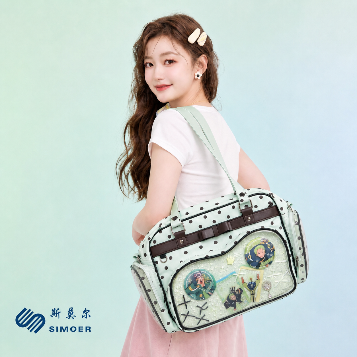 将图中浅绿色波点痛包的侧面口袋修改为透明PVC材质，参考第二张… - 图片创意预览