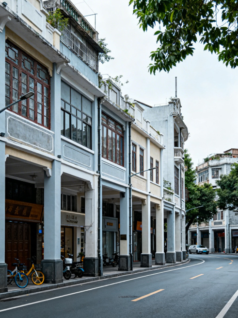 写实风格照片，干净整洁的广州城市街道，展现广州老城舒缓的街景，保留城市特色建筑，构图简洁清爽，光影自然柔和，真实街拍质感，细节清晰干净不杂乱预览效果
