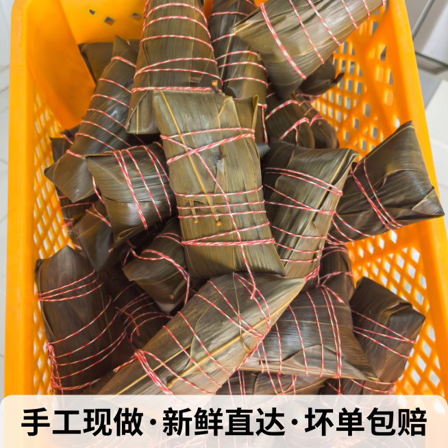 [主图-5] 全家福展示成品粽子。氛围风格：饱满丰盛，端午节日氛围。画质：商业摄影质感、光线柔和通透、产品清晰真实、画面干净高级。元素：满满一筐包扎好的手工鲜肉粽，粽叶翠绿，红棉线整齐捆扎，粽子大小均预览效果