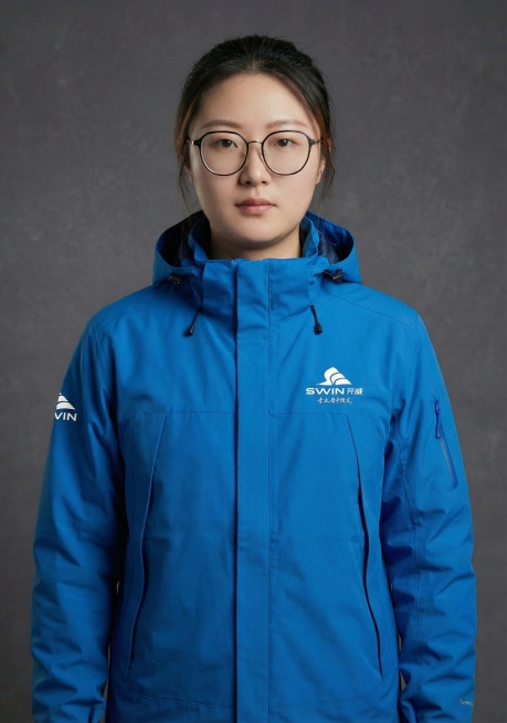 参考图二的风格，帮我生成图一人物穿着图二的衣服的职业照，背景为深灰色「图片1」「图片1」预览效果