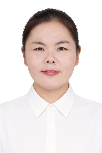 保留第一张图中人物发型､脸型､年龄特征生成标准样式纯正面证件照;人物主体严格居中,头部大小与位置严格对齐第二张图,双肩水平平衡,面部中轴线对齐画面中心,正视前方;标准证件照构图,人物绝对居中;头顶上方预览效果