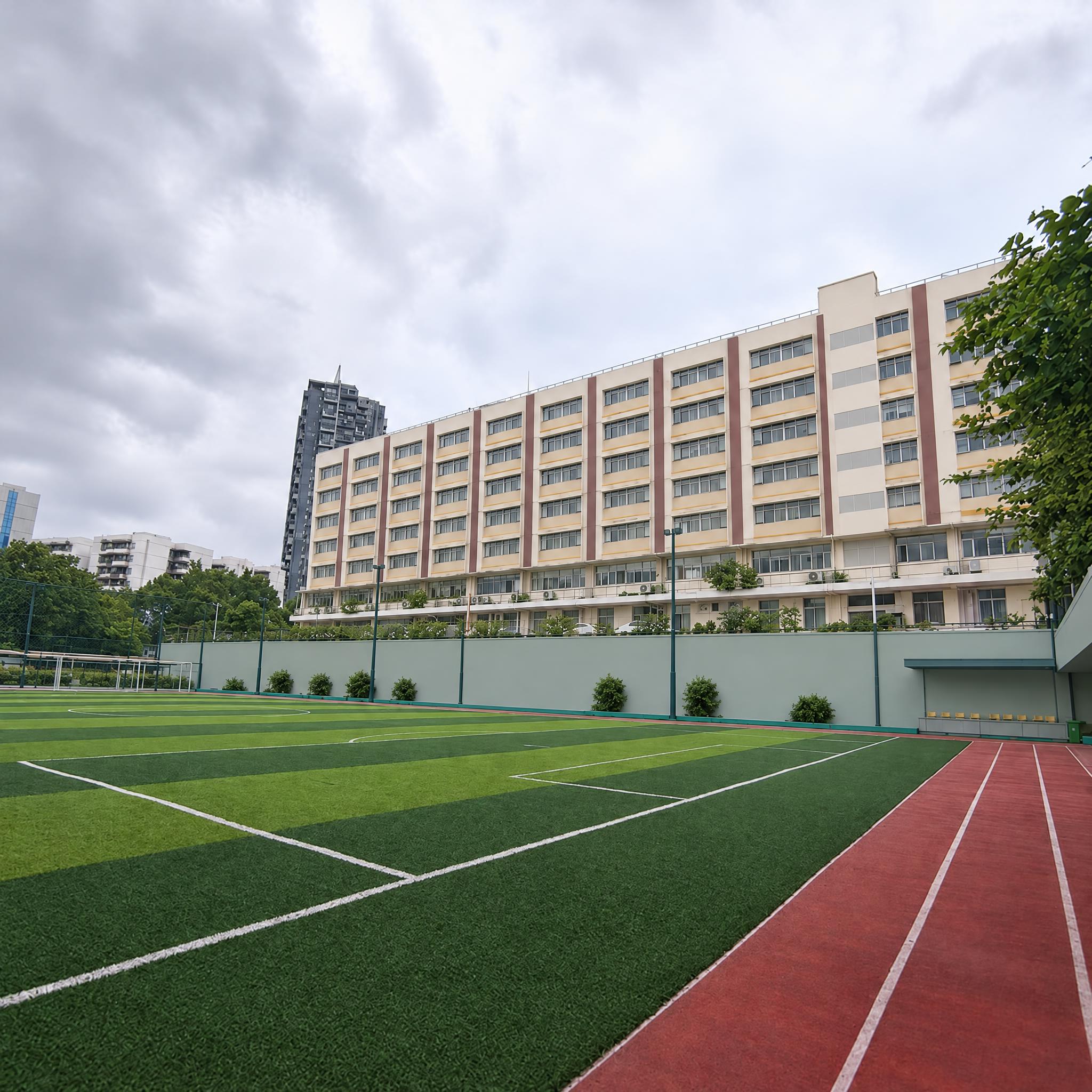 保留原照片的构图、视角与真实感，做校园高级感升级：教学楼外立面… - 图片创意预览