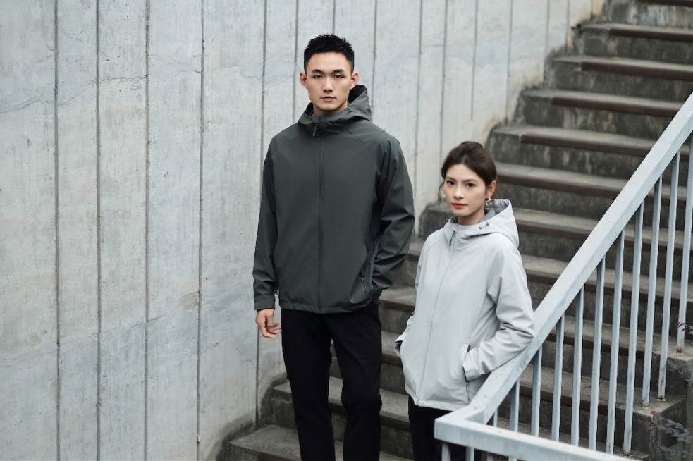 将图1的平铺服装图穿到图2的女模特身上去，注意图1服装细节，保持自然贴合效果。其余保持不变，确保服装比例协调预览效果