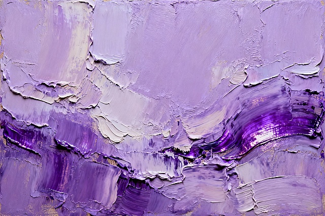 彩用抽象淡紫颜料厚重肌理涂抹为背景，厚重笔触质感非常突出。浓厚浮夸的油画风格，油画笔触明显，色彩以紫色为主，层次丰富自然，有紫色般的光泽与质感，画面带有油画自然肌理，色彩过渡柔和，有设计感，层次感，尺寸为长方形。
