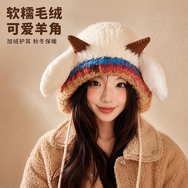 在这张小羊角毛绒护耳帽正面上头图上添加卖点文案，保持人物和帽子完全不变。左上负空间左对齐排版，不遮挡人脸和帽子主体。主标题大字粗体写"软糯毛绒 可爱羊角"，下方小字辅助文案写"加绒护耳 秋冬保暖"。文字颜色为深棕色，字体圆润可爱，主标题字号大，辅助文案字号约为一半大小，整体风格温暖治愈。保持画面其他元素、光影、背景完全不变。1:1比例，文字清晰锐利。