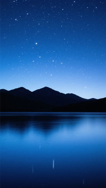 深邃的夜空，从上到下呈现由墨蓝到浅蓝的渐变色彩，布满无数闪烁的白色星星，星星分布自然且密集，夜空下是轮廓清晰的深色山脉剪影，山脉底部是平静的深蓝色水面，水面倒映着夜空的颜色，整体画面宁静、悠远，营造出静谧而浩瀚的氛围，竖构图。预览效果