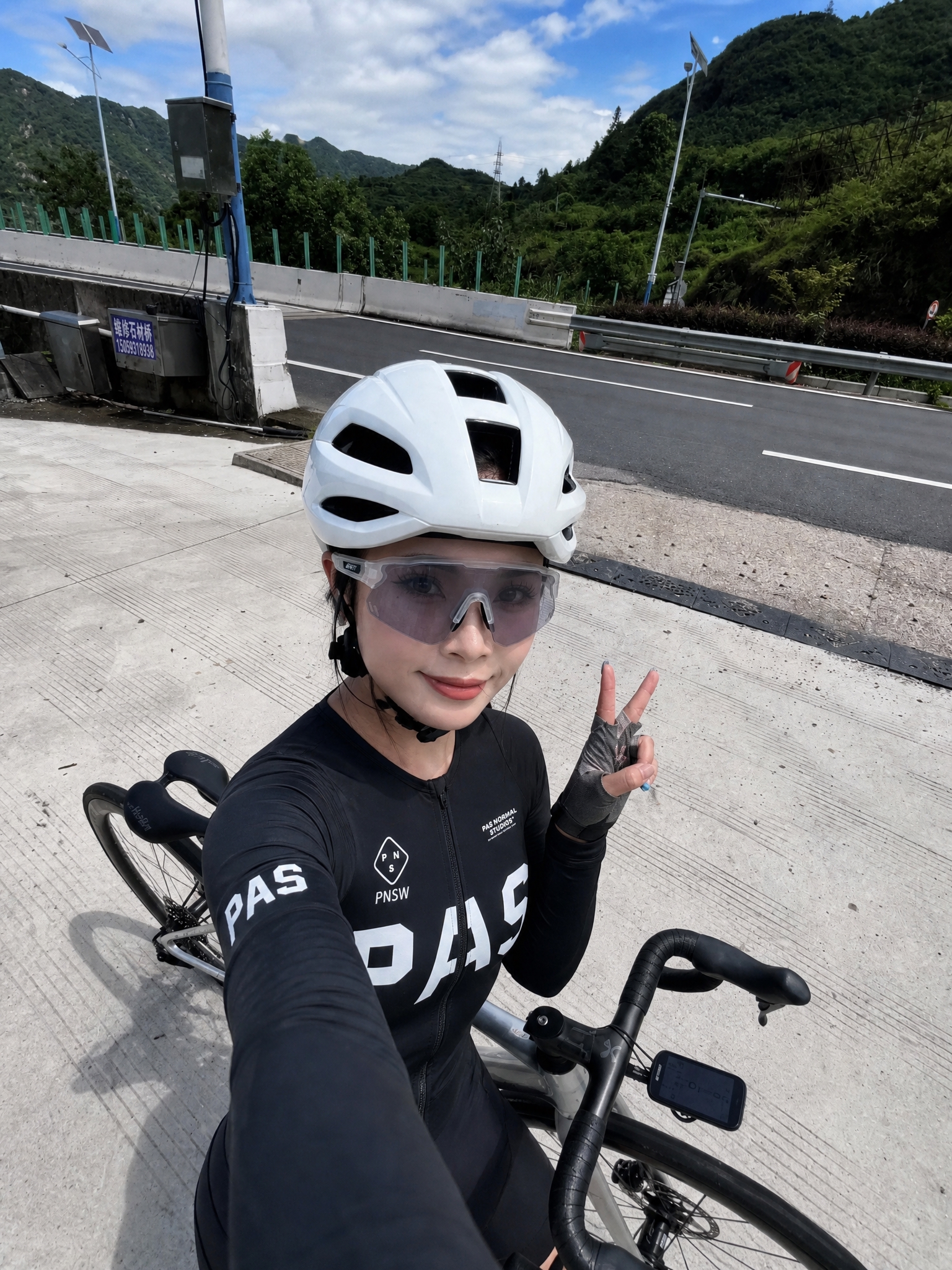 一位漂亮的中国女生，五官精致，化着干净漂亮的妆容，哑光底妆，佩… - 图片创意预览