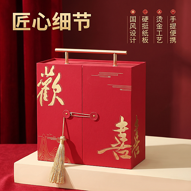 [主图-2] 中式婚礼喜糖盒细节亮点展示。
[氛围风格] 暖调喜庆质感，高端轻奢风。
[画质] 高清商业摄影质感，光线柔和通透，产品清晰真实，画面干净高级，色彩鲜亮，质感柔和。
[元素] 单只中号欢喜喜糖盒正面居中展示，特写呈现“歡喜”烫金大字、金属手提杆、流苏装饰以及扣带细节。背景为深红色搭配米白色展台一角，保持产品外观、结构、材质、颜色与原图一致，杜绝变形色差，精细化做工细节。商品主体占比约70%，画面满屏无边框。
[光影] 侧前方柔光突出烫金纹理的光泽感，金属提杆质感和流苏层次表现清晰，明暗对比自然。
[配色] 主色调大红喜庆，搭配米白展台金色装饰。
[视角构图] 平拍视角聚焦产品正面，浅景深突出细节。
[文字版式] 左上标题“匠心细节”，金色大字粗体；右侧四个核心卖点竖向排列：「国风设计」「硬挺纸板」「烫金工艺」「手提便携」，白色文字配红色小图标，不遮挡产品主体。
[比例分辨率] 1:1 比例，2k 分辨率，文字清晰可辨，超高清。
[负向提示词] 变形，水印，文字错乱，产品图模糊，背景杂乱，篡改外形，扭曲比例，错误款式。