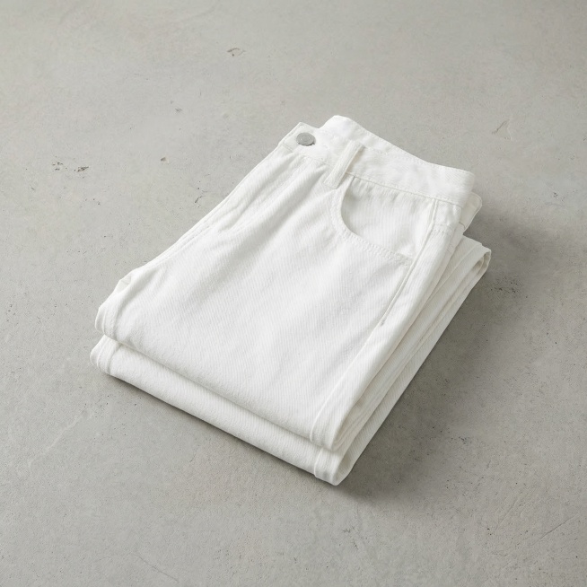 保持原白色牛仔裤产品主体不变，采用折叠叠放摆放姿势，近景拍摄角度，浅灰色微水泥地面背景，细腻哑光水泥肌理，影棚级均匀顶光柔光，产品带极淡自然投影，CRI95+高显色指数，8K超高清，商业静物摄影，极简预览效果