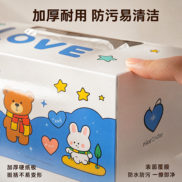 [主图-3] 定制纸巾盒材质细节展示图
[氛围风格] 真实质感，突出耐用品质
[画质] 商业摄影质感，光线柔和通透，产品清晰真实，画面干净高级
[元素] 特写放大纸巾盒的边角和表面覆膜材质，一只手触摸展示挺括质感。保持纸巾盒印花图案与输入产品图一致，精细化处理材质厚度和表面覆膜细节。特写主体占比约70%，画面满屏无边框
[光影] 侧逆光突出材质厚度和覆膜的防污质感，清晰展示硬纸板挺括轮廓和表面防水膜光泽
[配色] 浅灰色背景衬托产品，保持原有印花色彩自然呈现
[视角构图] 特写平视角度，聚焦材质细节
[文字版式] 顶部大标题写“加厚耐用 防污易清洁”，深棕色粗体居中；左下角标注“加厚硬纸板 挺括不易变形”，右下角标注“表面覆膜 防水防污 一擦即净”，文字清晰不遮挡细节，字重对比明显
[比例分辨率] 1:1比例，4k分辨率，文字清晰锐利，画面超高清
[负向提示词] 变形，水印，文字错乱，产品图模糊，背景杂乱