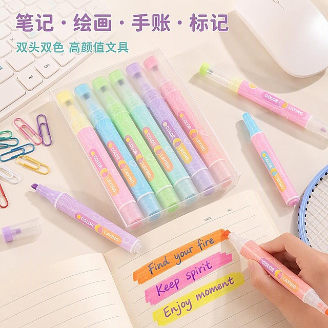 1:1 square format, sweet cute cream healing macaron style, warm off-white desk surface (#FAF5EF), natural soft light from top left with gentle shadows. In the center of the desk, a transparent plastic box of 6 dual-tip double-color highlighters (pudding salad series, no brand LOGO) is placed diagonally. 3-4 highlighter pens are scattered naturally around the box. One highlighter with chisel tip (4mm) is realistically hand-painting a high-saturation fluorescent orange base stroke vertically on an open notebook, with visible brush texture, uneven color, and rough edges; the other end round tip (1mm) shows a different color. Surrounding props: top left corner of a white keyboard, top right white mouse, left side scattered colorful paper clips, bottom right edge of a light blue tennis racket, bottom part an open notebook page. On the notebook page there are 3 sets of realistic hand-applied chisel tip high-saturation fluorescent base color strokes + round tip realistic handwritten high-saturation fluorescent English overlay text: Set 1: high-saturation fluorescent orange chisel base with same pen round tip high-saturation fluorescent blue handwritten 'Find your fire', handwriting is full and rounded about 1mm thick, with pen pressure variation and connected strokes, color matches the round tip exactly. Set 2: high-saturation fluorescent pink chisel base with same pen round tip high-saturation fluorescent purple handwritten 'Keep spirit', purple is high-saturation fluorescent matching the round tip. Set 3: high-saturation fluorescent yellow chisel base with same pen round tip high-saturation fluorescent purple handwritten 'Enjoy moment', purple matches the round tip color. All handwritten English strokes are evenly thick and full about 1mm, realistic handwriting texture, not thin needle pen effect. Main title '笔记・绘画・手账・标记' in cute rounded font light purple, centered at the top of the image, four words separated by dots. Subtitle '双头双色 高颜值文具' in cute rounded font macaron mint blue-green, below the main title. Left-aligned minimalist layout, text concentrated at the top, product scene occupies the lower 70% of the image. Design emphasis: realistic scene with life atmosphere, all highlighter stroke colors are high-saturation fluorescent bright colors (not macaron low-saturation colors), notebook overlay strokes are realistic hand-applied traces + full handwritten English (1mm round tip thickness), handwritten text color strictly matches the corresponding round tip, both chisel tip coloring and round tip handwriting are presented simultaneously, warm and healing lighting, macaron soft background sets off the bright fluorescent strokes, products blend naturally, no brand logo. Pen body has 'COLOR LAYING' text and wave bubble pattern, single pen length 150mm, double-ended dual-color highlighter with chisel tip (4mm) on one end and round tip (1mm) on the other, each end a different color. Slightly different composition and angle from previous version.