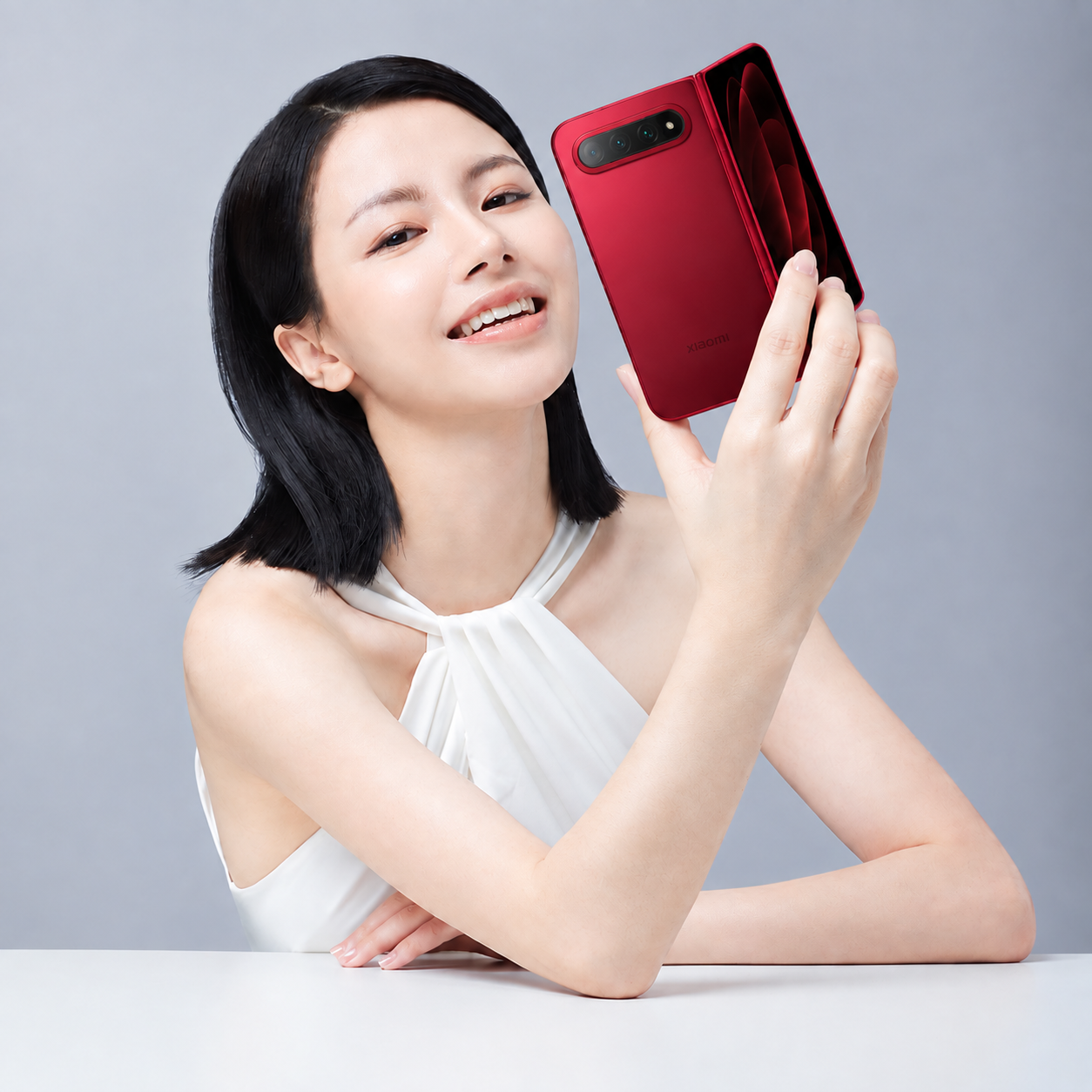 将图中美女手中的红色小米折叠手机放大一点，保持美女姿势、形象和… - 图片创意预览
