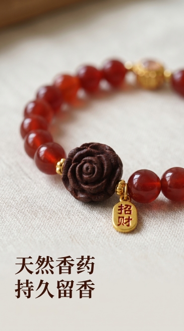 [主图 2] 红玛瑙香珠手串细节展示主图。
[氛围风格] 传统古风、静谧禅意、原生氛围感。
[画质] 商业摄影质感、光线柔和通透、产品清晰真实、画面干净高级。
[元素] 特写展示单圈红玛瑙香珠手串，重预览效果