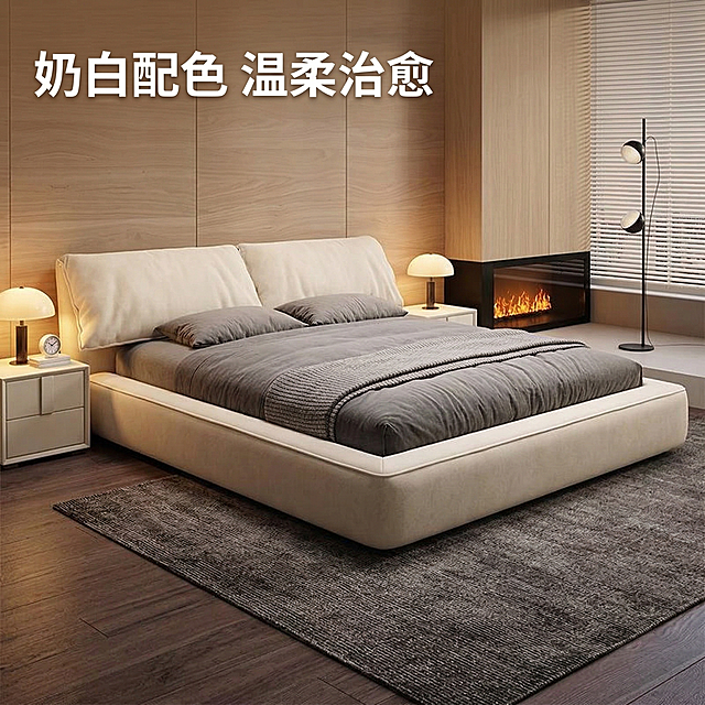 [垫图] https://gdesign-dam-hz.dancf.com/35910535199969402/7684bf22283d4387b78c533ab6683b8d.jpg
意式极简大靠包软体床白色款场景图，意式极简+轻奢慵懒风，暖调柔光。米白色大靠包软体床居中放置，背景是浅木色墙面卧室，搭配白色床头柜和暖光台灯，窗边有黑色落地灯和仿真火焰壁炉，地面铺暗纹灰色地毯，整体营造温暖治愈的卧室氛围。主色调：米白、浅木色、暖黄。视角：45°侧视平视，床体占画面60%。画面左上角悬浮主标题“奶白配色 温柔治愈”，白色粗无衬线字体，悬浮在空白处无任何底框。
