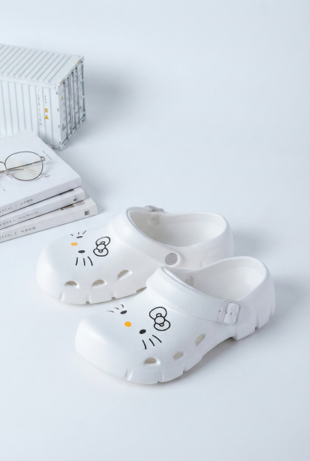 以这张的图片为基础，帮我生成一张图片：ins风，白色背景，鞋子不变，鞋子摆放角度也不变，地上摆着一个白色集装箱但是只拍到局部，三本书叠放在一边上面还有一个眼镜只拍局部。预览效果