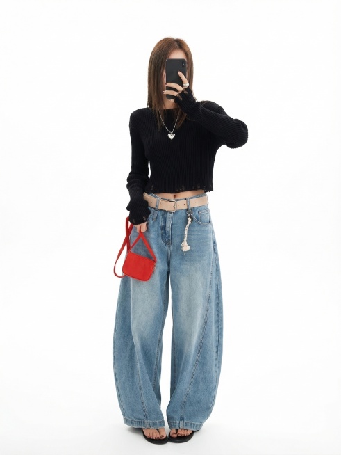 产品精修，展示这套黑色短款针织毛衣和浅蓝色阔腿牛仔裤，放置在纯净的纯白背景上。3D立体展示，空气感填充，增强衣服体积感，自然垂坠，拒绝扁平化。商业蒸汽熨烫处理，去除褶皱，面料纹理清晰，边缘厚度可见。保预览效果