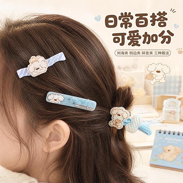 [主图-4] 使用场景展示，展示鸭夹夹在头发上的真实佩戴效果，突出可爱百搭的日常使用场景。
[统一基调] 整体风格软萌治愈复古童趣，奶蓝奶油色为主色调，米白奶油色辅助色，深棕巧克力色文字，圆润可爱无衬线字体，标题字大饱满，辅助文字缩小50%以上，画面带轻微手绘插画质感，柔和圆角元素，整体温馨治愈。
[画面] 画面展示一位可爱女生的侧面局部（只露出头发和耳朵部分，不展示全脸），浅棕色的柔顺头发上，别着三款不同造型的泰迪小狗鸭夹，分别夹在刘海处、侧边头发处和后脑勺位置，展示不同的佩戴方式和效果。背景是温馨的少女心书桌场景，隐约可见奶白色的桌面、可爱的笔记本和小摆件，营造日常治愈的氛围。画面一角还有小插画风格的泰迪小狗点缀。主体占比约60%。
[光影质感] 柔和暖光，头发丝清晰有光泽，鸭夹在头发上自然贴合，光影自然，整体温馨治愈。
[配色] 主色奶白+奶蓝暖色调，辅助色浅棕色头发、米白色桌面，文字深棕色，整体温暖柔和。
[文字版式] 左上或右上主标题：日常百搭 可爱加分。下方小字：刘海夹 侧边夹 碎发夹 三种戴法。文字为圆润可爱字体，深棕色，放在画面角落负空间，不遮挡佩戴效果。
[输出要求] 1:1正方形比例，2048*2048像素，佩戴自然真实，产品清晰可见，画面温馨治愈，文字清晰无错字。负向：变形、错字、模糊、杂乱、水印、平台Logo、人物面部扭曲、穿模、假人感。