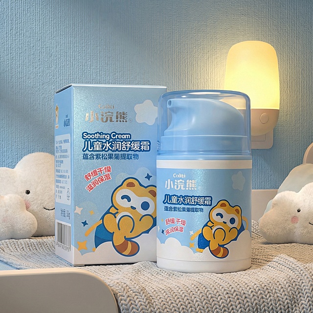写实风产品渲染，儿童水润舒缓霜单品，放在铺着浅灰色针织毯的儿童床枕边，旁边靠着蓬松的云朵造型玩偶，背景是淡蓝色墙布和暖黄色小夜灯，产品表面有细腻的珠光质感，光线柔和温暖，传递安心感，适合母婴品牌主图