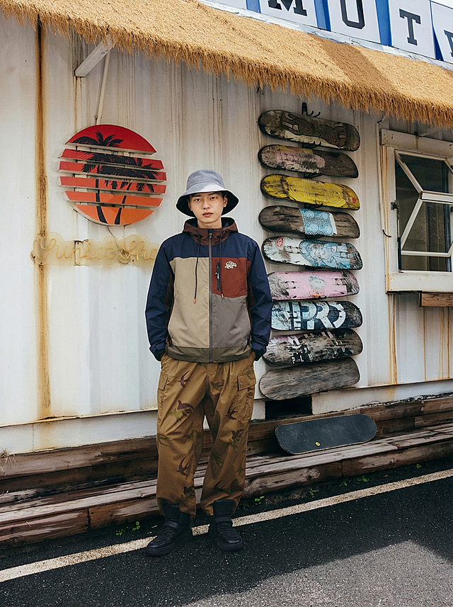 将图1的人物外套换为图2的服装