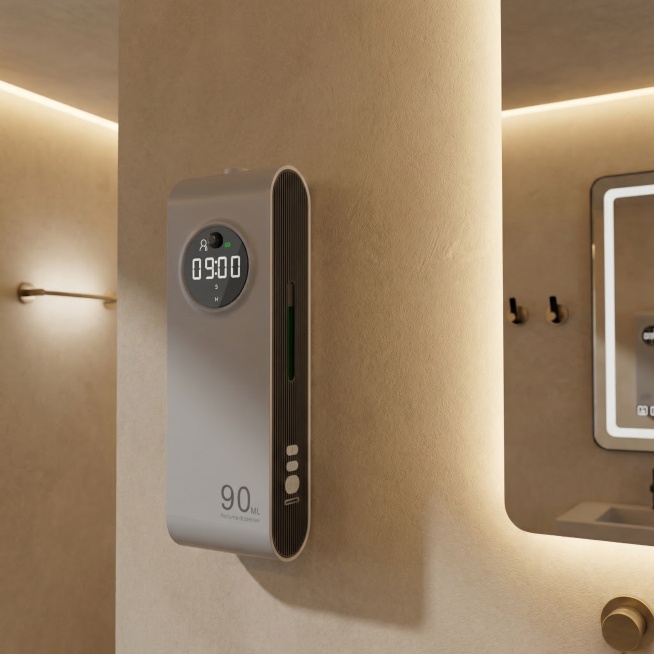 将挂壁自动香薰机自然融入高端轻奢卫生间场景。严格保留香薰机的造型、材质、光影与显示状态，保持产品上的文字和数字原样不变，保持主体物理结构不变。背景为暖米色微水泥墙面，纹理细腻，搭配嵌入式线性暖光与壁灯预览效果
