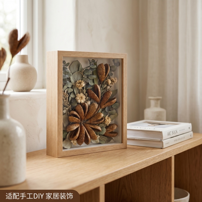 [主图 4] 天然洋梨果干果应用场景展示
[氛围风格] 文艺家居氛围感，自然ins生活方式
[画面元素] 商业摄影质感、光线柔和通透、产品清晰真实、画面干净高级。展示天然洋梨果干果应用于手工干花相框装预览效果
