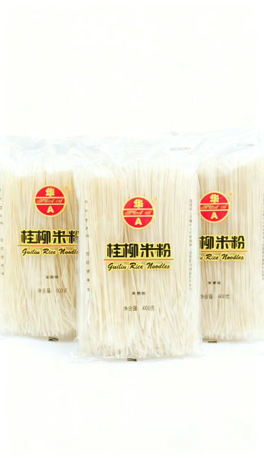 [主图主题] 桂柳米粉产品主图
[氛围/风格] 干净简约食品电商风，突出米粉通透质感
[画面元素] 三袋桂柳米粉并排摆放在干净浅白色背景上，保留原有包装品牌和文字信息，不添加额外核心卖点文字，产品居中预览效果