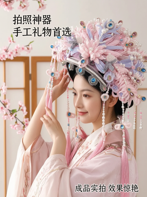 [主图-5] 使用场景与拍照效果展示
[氛围风格] 古风唯美治愈手工DIY风格，整体色调统一
[画质] 商业摄影质感、光线柔和通透、产品清晰真实、画面干净高级
[元素] 一位年轻女性手持完成的凤冠，侧预览效果