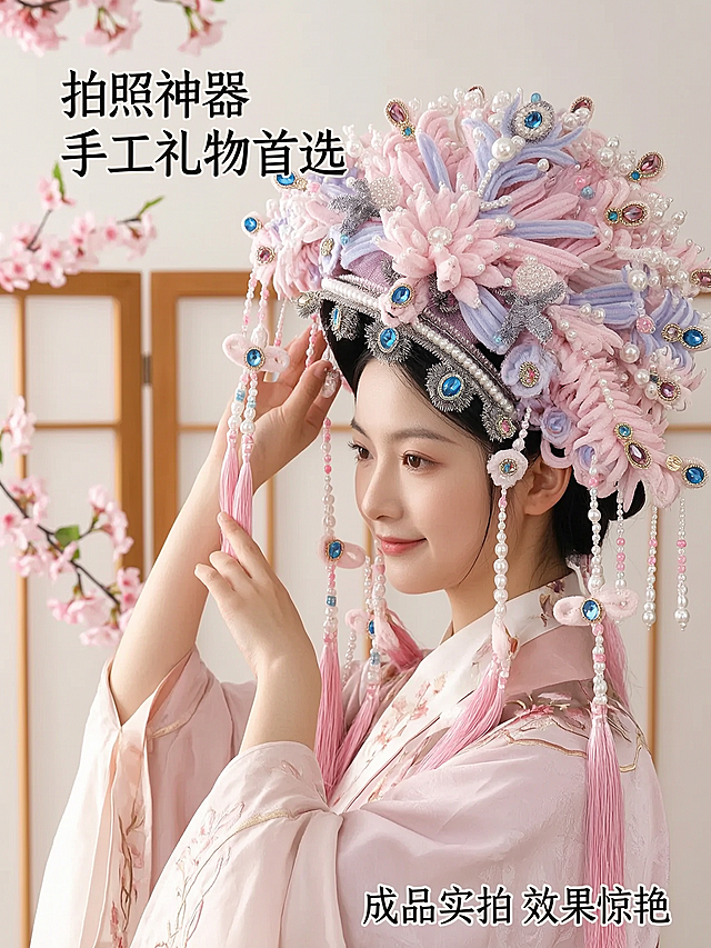 [主图-5] 使用场景与拍照效果展示
[氛围风格] 古风唯美治愈手工DIY风格，整体色调统一
[画质] 商业摄影质感、光线柔和通透、产品清晰真实、画面干净高级
[元素] 一位年轻女性手持完成的凤冠，侧身微笑，背景为浅色中式屏风与樱花枝，营造古风氛围。凤冠保持原图粉紫配色与结构细节一致，佩戴效果自然优雅。商品主体（凤冠）占比约60%，人物作为辅助不抢镜。
[光影] 柔光侧逆光打亮人物轮廓与凤冠细节，背景虚化柔和，突出主体层次感
[配色] 主色调柔粉+浅紫+米白，与整套主图统一
[视角构图] 45度斜侧拍，人物与凤冠为视觉中心，景深适中，构图舒朗
[文字版式] 左上角文案"拍照神器 手工礼物首选"，古风字体，右下角小字标注"成品实拍 效果惊艳"，文字清晰不遮挡主体
[比例分辨率] 3:4 比例，4k分辨率，文字清晰锐利
[负向提示词] 变形，水印，文字错乱，产品模糊1，背景杂乱，文字遮挡主体