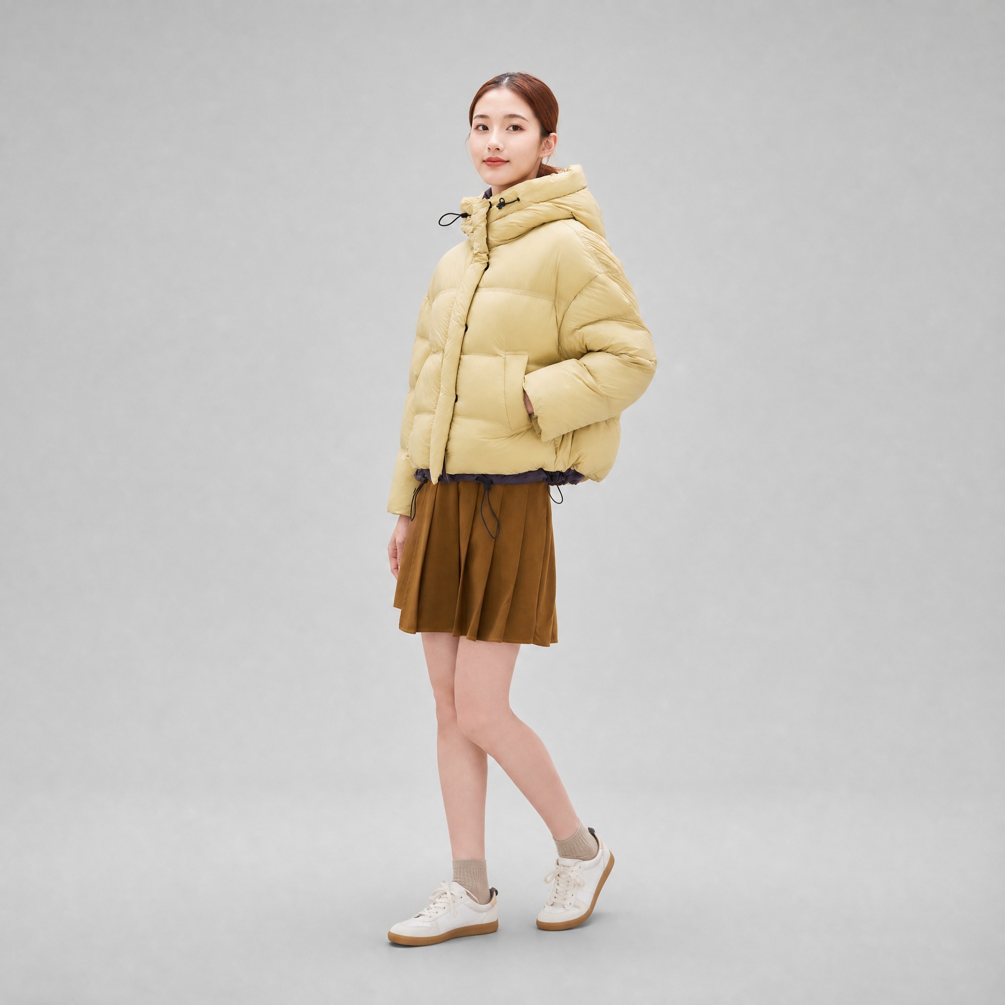 [主图-4] 浅黄色羽绒服侧身角度模特穿搭展示，突出侧面蓬松轮… - 图片创意预览